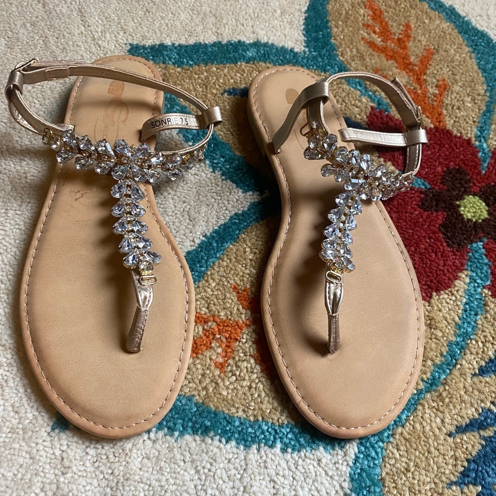Women’s Sandals- Sonrie size 7.5 - So Pretty!
